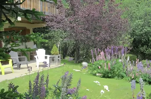 Grand jardin arboré de 1100m² du chalet à Bolquère Les 2 Écureuils