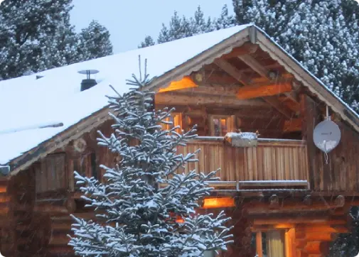 Vue extérieure sous la neige du chalet à Bolquère en rondins