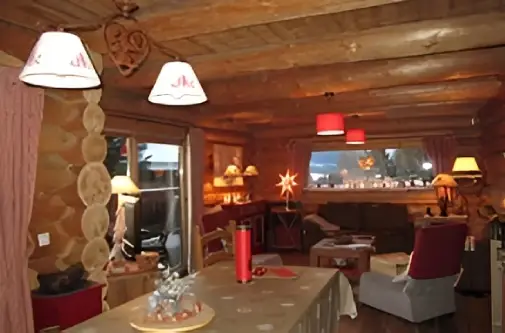 Salon et séjour chaleureux du chalet à Bolquère Les 2 Écureuils